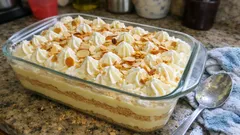 Doce do Chefe em camadas: creme de gemas, bolacha Maria e natas bem fofas