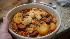 Raia estufada com batatas e chouriço: um tacho simples e cheio de sabor