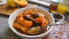 Marmelos assados com canela e laranja: sobremesa de forno simples e bem aromática