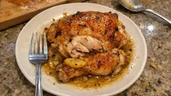 Frango no forno com limão e cerveja: dourado por fora, suculento por dentro