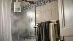 O truque do absorvedor de humidade no duche que reduz o embaciamento e o cheiro a toalha molhada