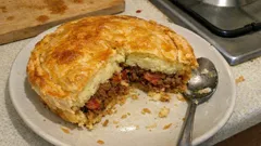 Empadão de carne com massa folhada: topo estaladiço e recheio bem húmido