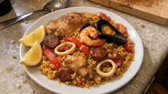 Paelha mista caseira numa só panela: arroz solto, marisco suculento e frango no ponto